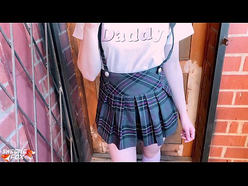 ❤️ Məktəbli qız öz sikini dərindən çəkir və dərslər yerinə sikik edir. Porno bizdə