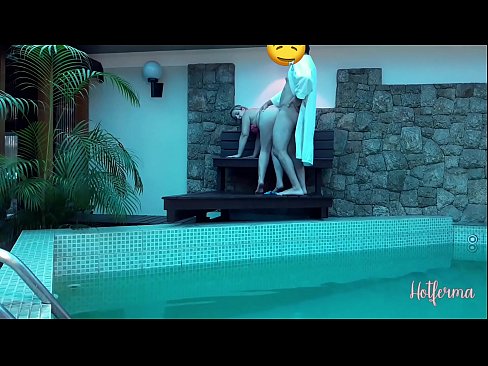 ❤️ Boss hovuza qulluqçu dəvət edir, lakin isti müqavimət göstərə bilmədi Porno bizdə
