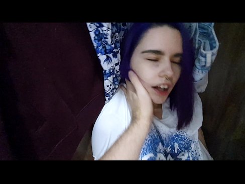 ❤️ Şkafda bacımı tapdım və ona cum kömək etdi Porno bizdə