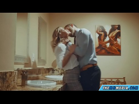 ❤️ Döşlü sarışın sizi ictimai tualetdə aldatdıqda Porno bizdə